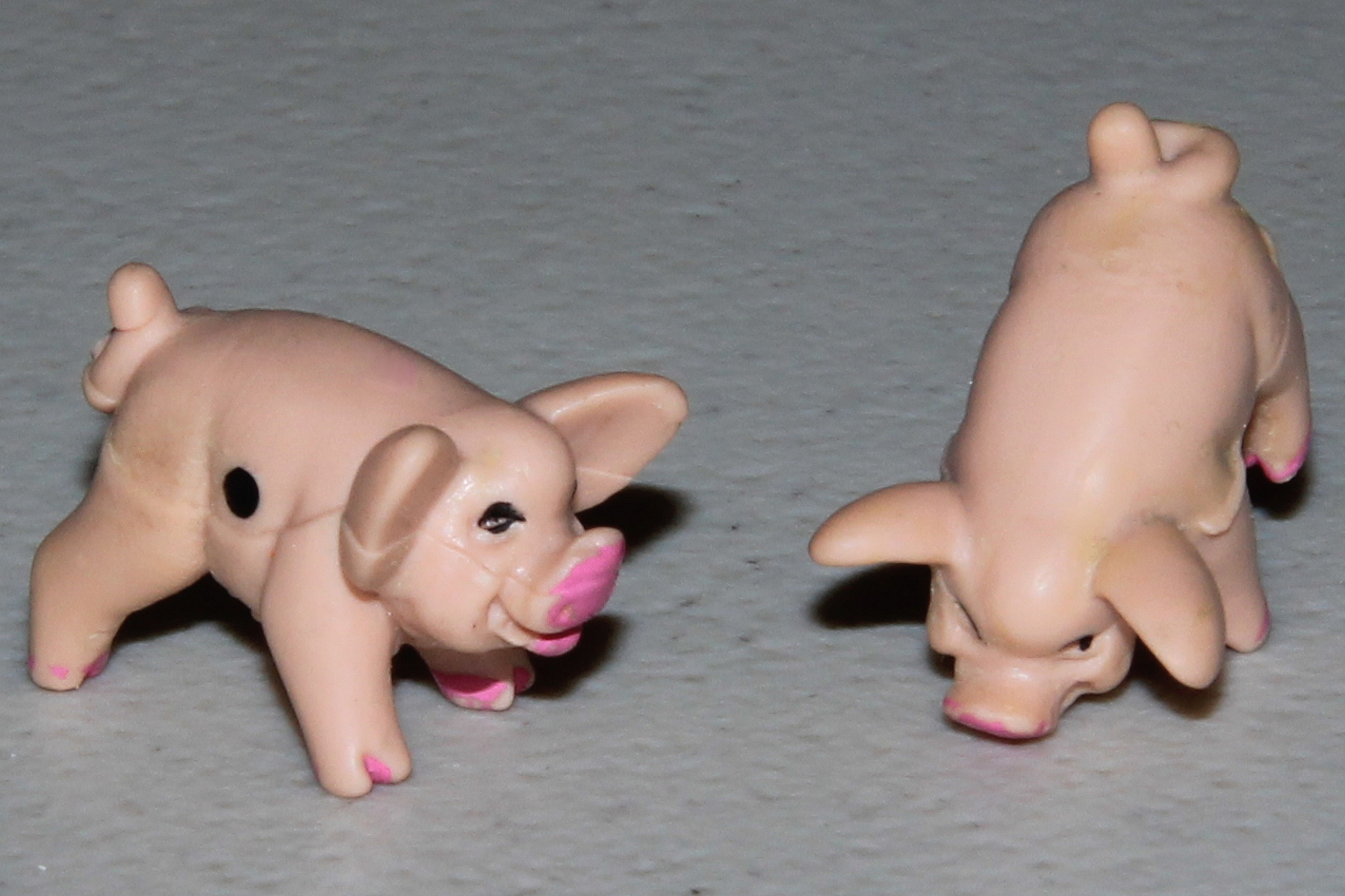 Pass the Pigs Dice, Photo by [Larry D. Moore](https://commons.wikimedia.org/wiki/File:Pass_the_pigs_dice.jpg)
